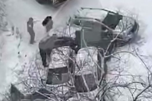 В массовом ДТП на скользкой горке в Хабаровске разбилось 10 легковушек