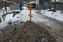 На Урале пенсионера похоронили посреди дороги из-за конфликта бизнесменов