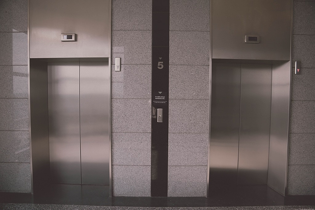 Что делать, если вы застряли в лифте