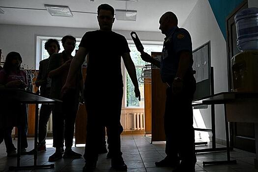 Школьница не ходит в школу из-за боязни металлоискателя