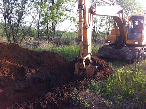 Выкопали ров: в поселке Рубежный ограничили движение для борьбы со свалками