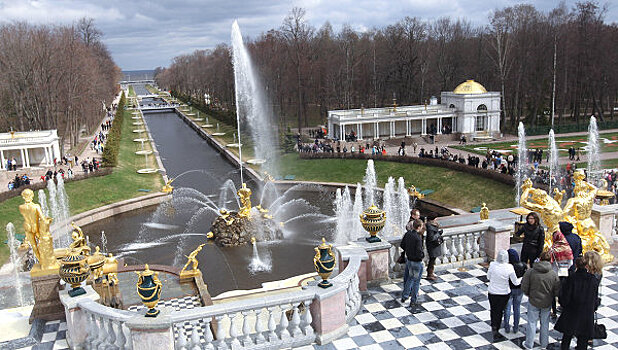 Вход в парки и музеи Петергофа для детей стал бесплатным