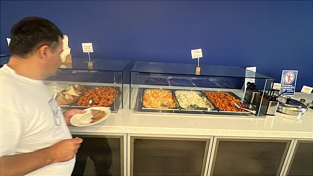 Пассажиру не понравилась еда в бизнес-зале Пулково