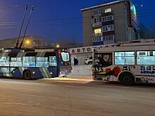 Троллейбусы встали на улице Бутина