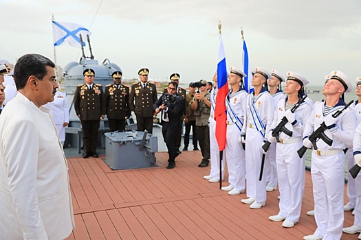 Президент Венесуэлы Николас Мадуро поднялся на борт учебного корабля ВМФ РФ "Перекоп"