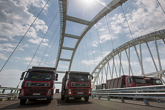 Движение машин по Крымскому мосту ограничили третий раз за сутки
