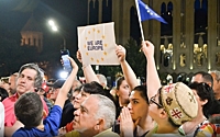 Акция протеста в Тбилиси завершилась символическим обходом парламента