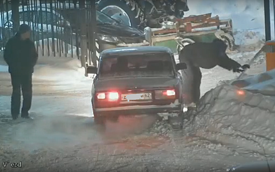 Неизвестные сломали шлагбаум в ЖК на Нижне-Трубежной в Рязани