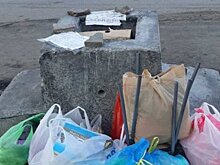 Жители Арбекова складывают мусорные пакеты рядом с урной