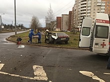 После серьезной аварии в Сосновом Бору водителя извлекали спасатели. Видео