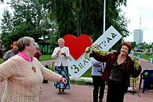Савелкинские пенсионеры открыли программу летнего сезона песнями и танцами