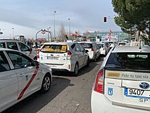 Бастующие в Мадриде таксисты заблокировали кладбище
