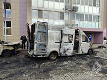 В Тольятти из-за пожара пострадали 10 машин и фасад здания