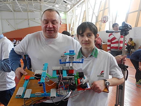 Школьники приняли участие в соревновании роботехники