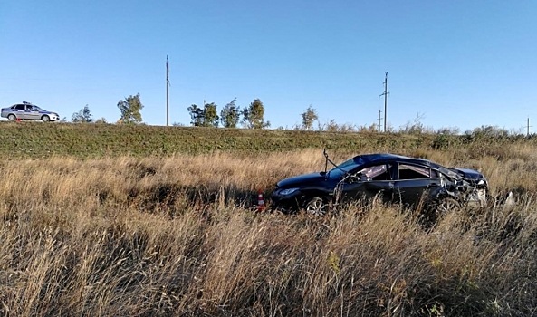 В Волгоградской области перевернулся автомобиль Mazda
