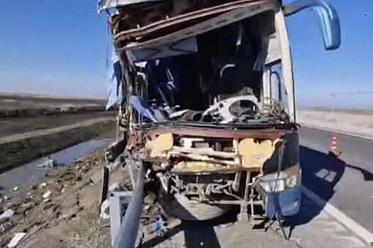 На Кубани автобус протаранил грузовик с экскаватором и сбил его водителя