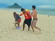 Мужчина вооружился подвернувшимся под руку крокодилом и дал им отпор в драке