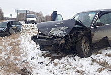 На трассе Омск-Муромцево жестко столкнулись две иномарки