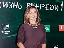 Роковая красотка Ирина Пегова и элегантная Алена Хмельницкая на премьере фильма «Жизнь впереди»