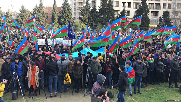 Оппозиция Азербайджана митингует в поддержку политзаключённых