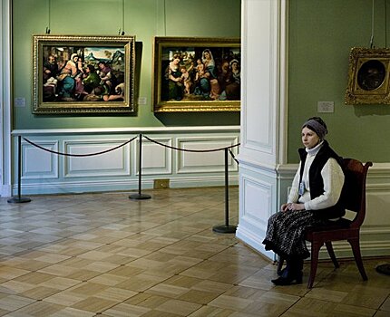 Американец ироничный и глубокий фотопроект о смотрительницах русских музеев