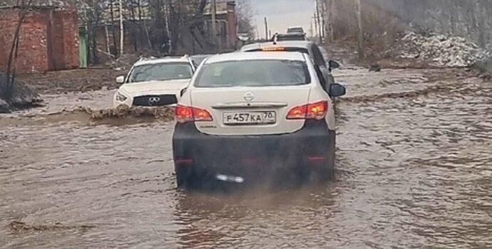Паводок разрушил грунтовую дамбу в Томске