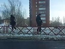 Пешеходы-эквилибристы: ярославцы пробираются по снежным горам вместо тротуаров