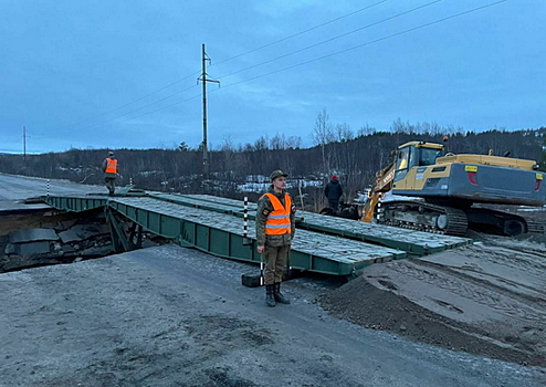 Инженеры Северного флота возвели временную мостовую переправу через размытый участок автодороги под Североморском