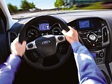 В компании Форд изучили степень влагостойкости ткани кресел автомобилей