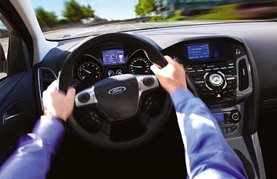 В компании Форд изучили степень влагостойкости ткани кресел автомобилей