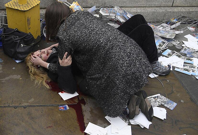 Прохожая помогает пострадавшей во время теракта в Лондоне. Категория «Фотография года»