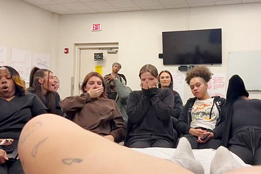 Студентка депилировала зону бикини на глазах у однокурсников и сняла видео