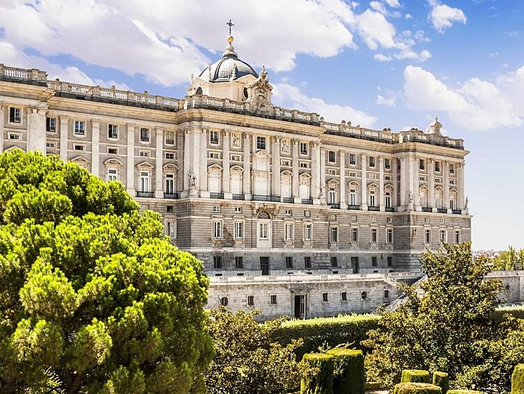Прогуляйтесь по саду Королевского дворца в Мадриде, Испания.  