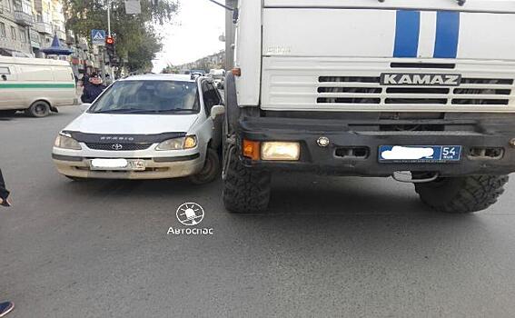 Заполненный зэками автозак попал в ДТП
