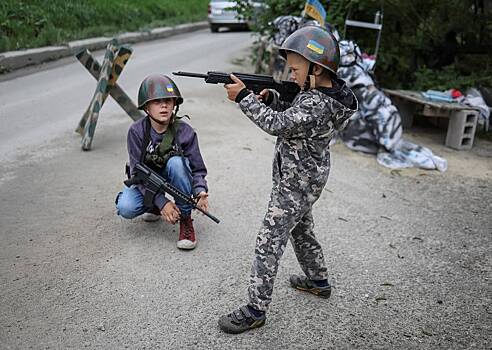 Украинцев предложили приучать к армии с детского сада