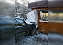 Иномарка протаранила ларек с шаурмой в Володарском районе