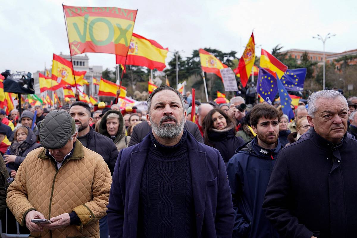 Тысячи людей потребовали отставки премьера Испании и вышли на протест