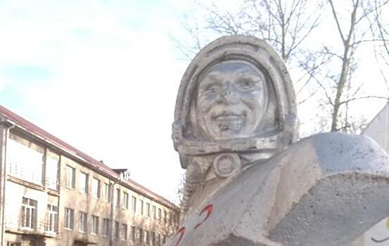 Куда смотрит местная власть? В уральском городе разрушается памятник Юрию Гагарину