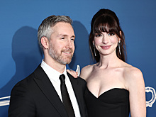 Энн Хэтэуэй в топе-бюстье и с мужем, Хью Джекман с женой и другие на премьере мюзикла в Нью-Йорке