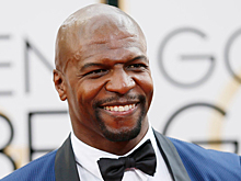 Видео: Звезда сериала «Бруклин 9-9» Терри Крюс выпустил собственную криптовалюту