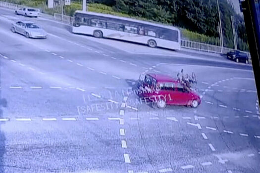 В Калининграде велосипедист отлетел от удара авто