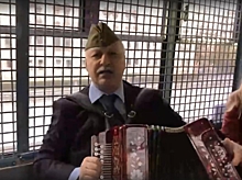 Депутат Мосгордумы выиграл суд у полиции за задержание с гармонью в День Победы