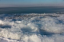 На озере под Петербургом автомобиль с людьми ушел под лед