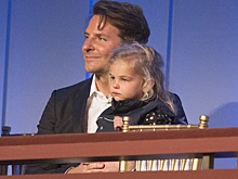 Брэдли Купер признался, какой рождественский подарок разочаровал их с Ириной Шейк дочь