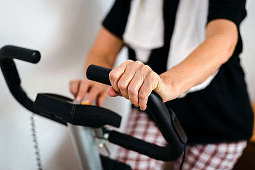 Врачи: вечерние тренировки снижают давление у пожилых