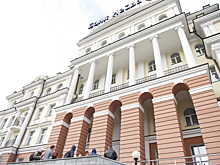 Несколько десятков вкладчиков пришли к головному офису банка "Нейва" в Екатеринбурге