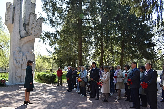 Курские судьи возложили цветы к Вечному огню мемориала «Большой дуб»