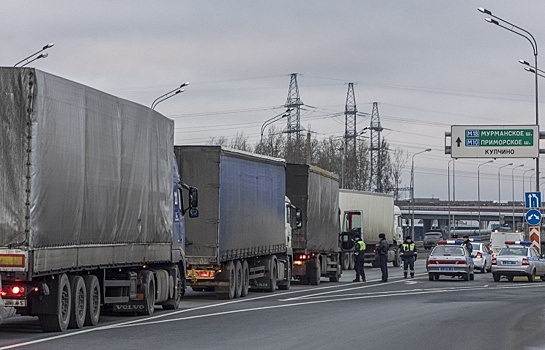 СМИ узнали о предложении Росавтодора отложить сборы с фур