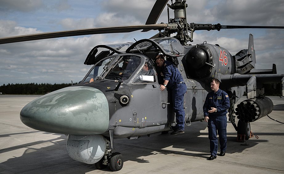 Основная часть соревнований летных экипажей "Авиадартс-2015" началась 30 мая, но боевое применение снарядов осуществлялось только несколькими самолетами и вертолетами в рамках тактического эпизода "Авиамикс". На фото: вертолет КА-52 перед вылетом.