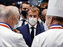 В Макрона бросили яйцо